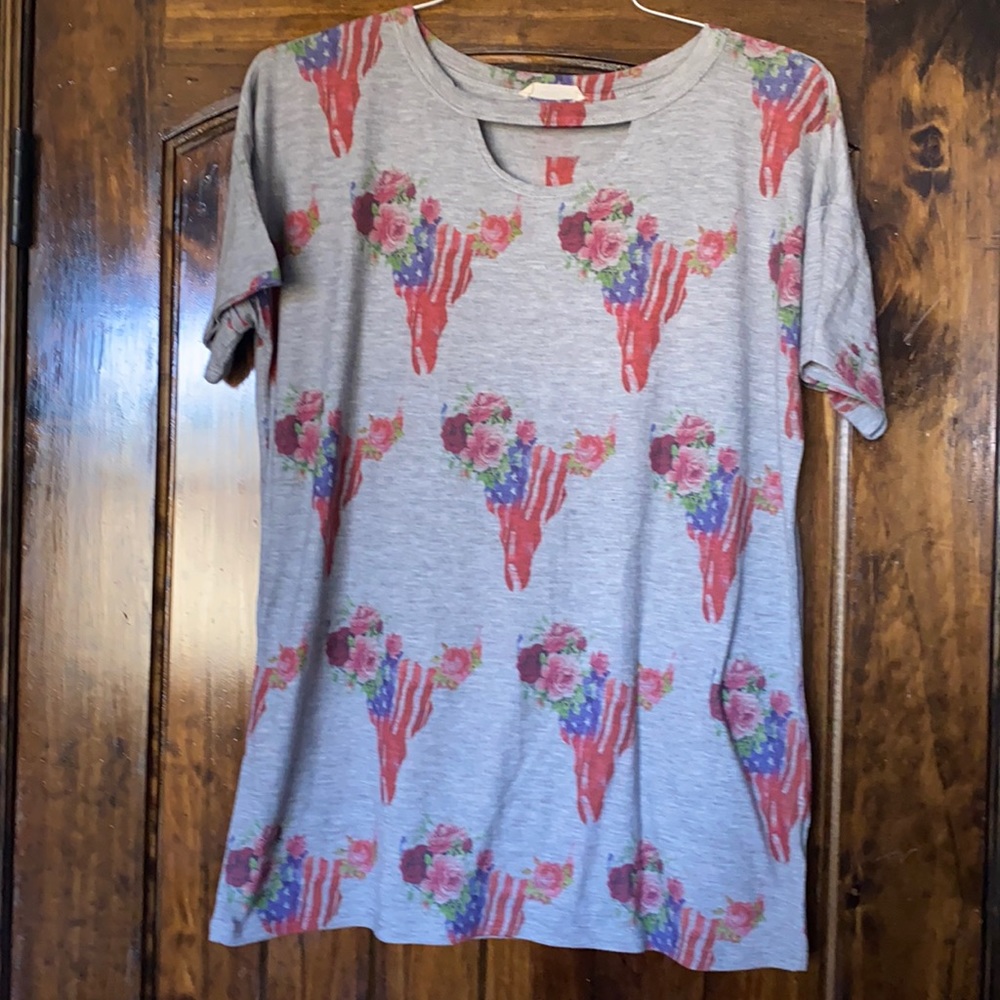 Women’s Keyhole Tee with Americana skulls